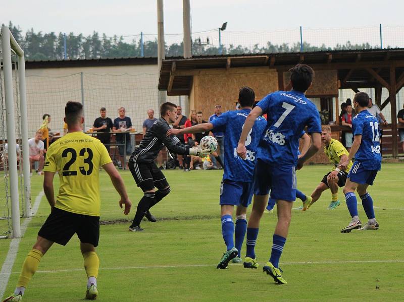 Fotbalová divize: Otava Katovice - Robstav Přeštice 1:2 (0:0).