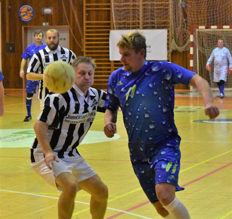 Odstartoval halový fotbalový turnaj ve Strakonicích.