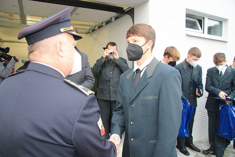 Ocenění studentů Střední rybářské školy ve Vodňanech a policistů, kteří zachránili ženu a dítě.