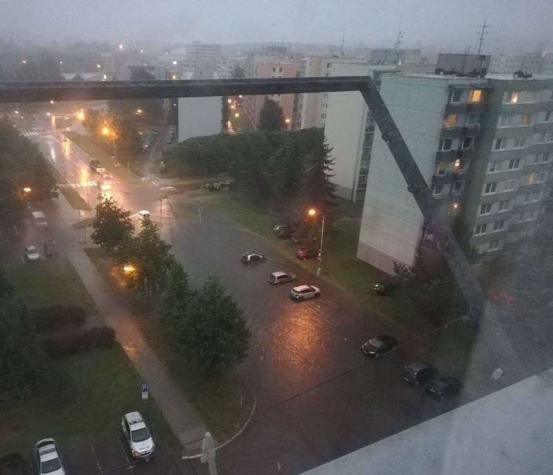Přívalový déšť ve Strakonicích večer 24. června - ulice Na Ohradě.