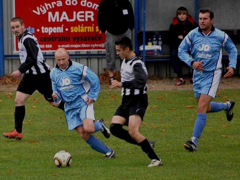 Chelčice (v modrém) si upevnily vedení v tabulce, ve Volyni vyhrály 2:1.