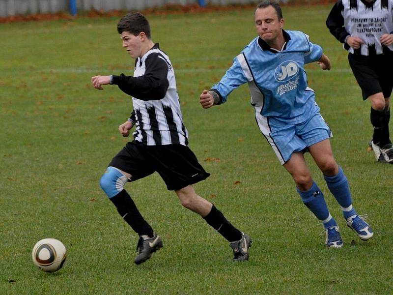 Chelčice (v modrém) si upevnily vedení v tabulce, ve Volyni vyhrály 2:1.