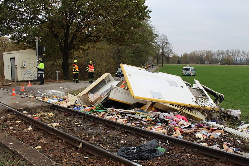 Na železničním přejezdu v Sudoměři na Strakonicku se srazila v pátek 11. listopadu dodávka s vlakem.