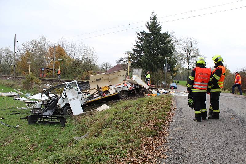 Na železničním přejezdu v Sudoměři na Strakonicku se srazila v pátek 11. listopadu dodávka s vlakem.