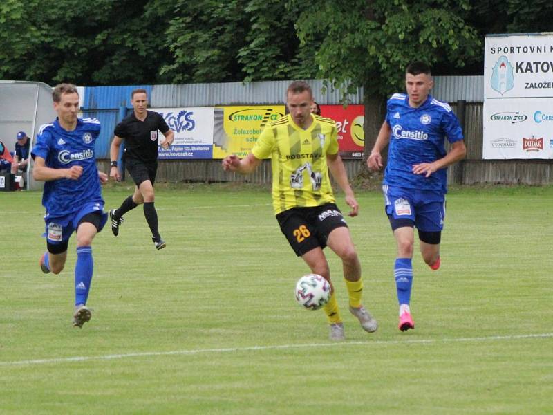 Fotbalová divize: Otava Katovice - Robstav Přeštice 1:2 (0:0).