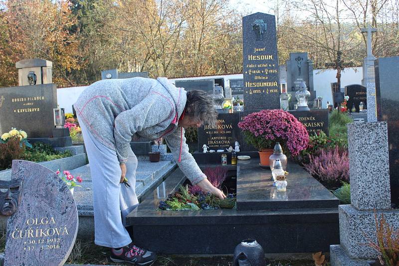 Jana Svítivá se stará o hroby Jiřiny Jiráskové a Zdeňka Podskalského.