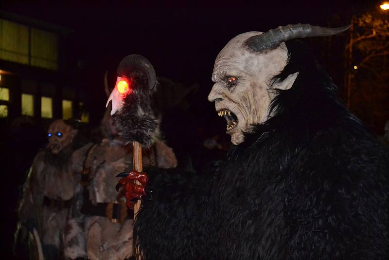 V plné parádě se předvedli Krampus Čerti ze severu, z Prahy, Tábora, Vodňan, skupina Čerti.cz a z Amstettner Hoh'n Teufe'n.