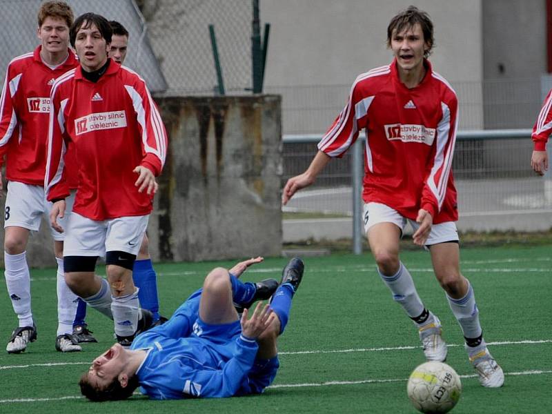 Starší dorostenci Strakonic (v modrém) začali jaro remízou 1:1 s Motorletem Praha B.