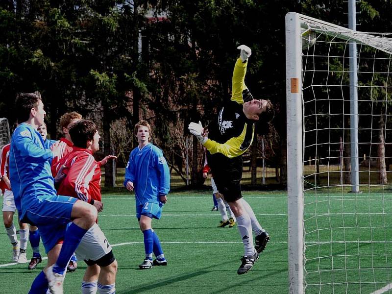 Starší dorostenci Strakonic (v modrém) začali jaro remízou 1:1 s Motorletem Praha B.