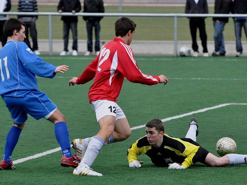 Starší dorostenci Strakonic (v modrém) začali jaro remízou 1:1 s Motorletem Praha B.