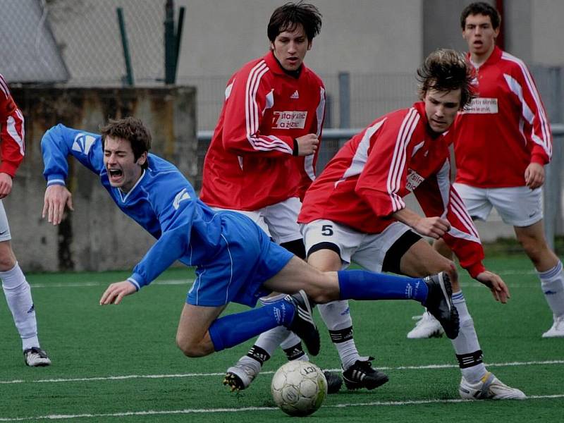 Starší dorostenci Strakonic (v modrém) začali jaro remízou 1:1 s Motorletem Praha B.