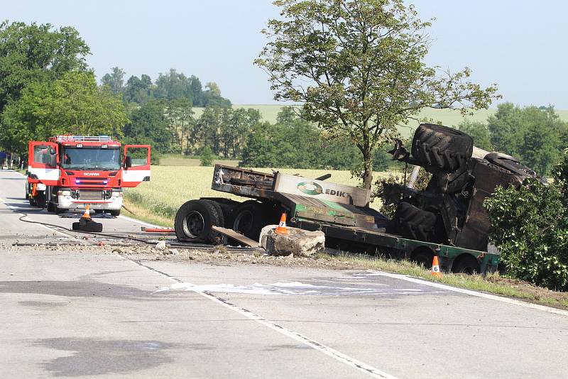 Tragická nehoda se stala dnes 19. června 2019 ráno u Libějovic na Vodňansku. Řidič kamionu z dosud neznámých příčin havaroval a v kamionu uhořel.