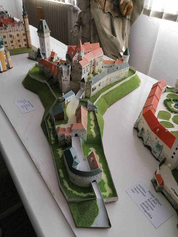 Výstava papírových modelů Davida Valenty v městské galerii ve Vodňanech.