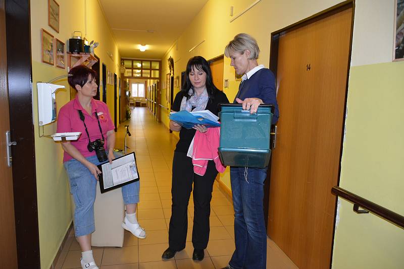 OBRAZEM: Voliči z Domova sociální péče ve Vodňanech volili hned v pátek 12. ledna v době od 14.30 do 15.30 hodin. Zúčastnilo se 11 voličů.