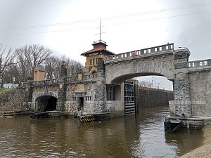 Unikátní kamenný most na zdymadle v Hoříně, který se dokáže zvednout. 