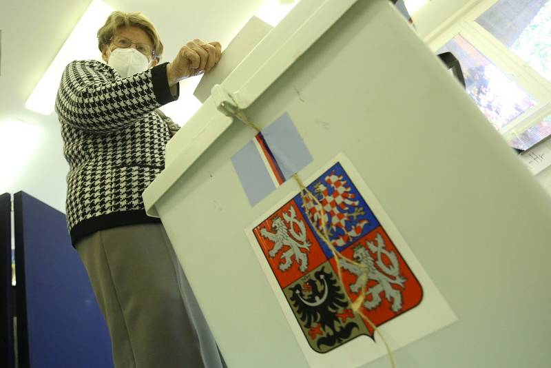 Volby ve volebním okrsku na gymnáziu Jana Palacha.