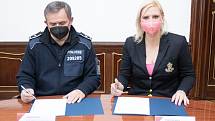 Hejtmanka Petra Pecková (STAN) a krajský policejní ředitel Václav Kučera podepsali memorandum o spolupráci