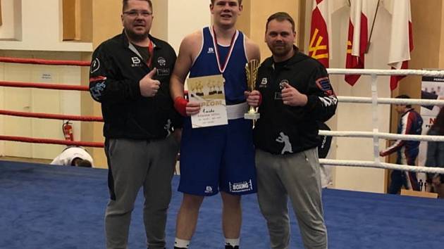 Neratovický boxer Matouš Kušniarik se svými trenéry po zisku titulu na mistrovství republiky juniorů.