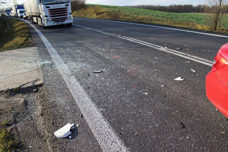 Dlouhá kolona se tvoří necelých 15 kilometrů před Mělníkem, kde došlo k vážné dopravní nehodě asi půl kilometru před kruhovým objezdem směrem na Spomyšl.