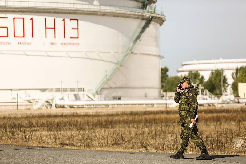 Z vojenského cvičení Safeguard v prostoru Centrálního tankoviště ropy Mero u Nelahozevsi.