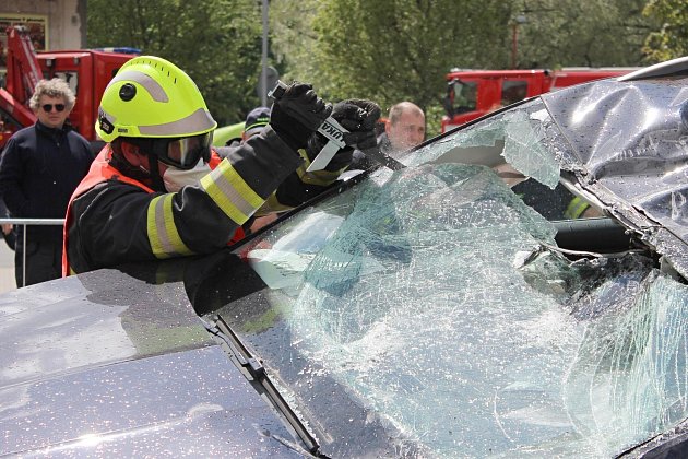 Příbramští hasiči byli v soutěži ve vyprošťování lidí z havarovaných aut čtvrtí