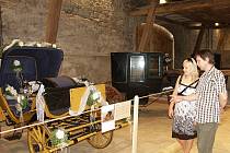 MEZI OSMNÁCTI exponáty si návštěvníci na výstavě mohou prohlédnout nazdobený svatební kočár.
