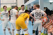 Futsalisté Olympiku Mělník (bílé dresy) podlehli v dohrávce 8. kola nejvyšší soutěže s mistrovskou Plzní 4:6.
