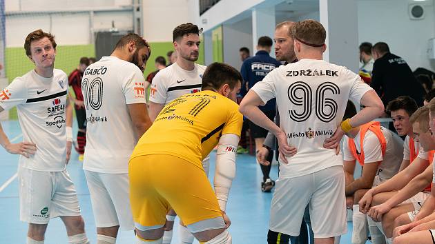 Futsalisté Olympiku Mělník (bílé dresy) podlehli v dohrávce 8. kola nejvyšší soutěže s mistrovskou Plzní 4:6.