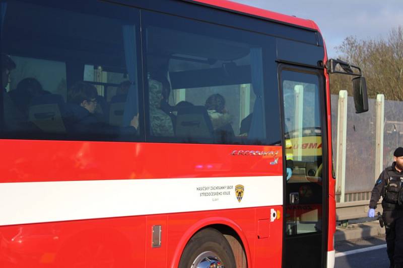 U Nové Vsi havaroval autobus s dětmi a nákladní auto.