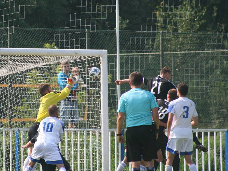 Fotbalisté Brandýsa (v tmavém) v divizní sezoně poprvé ztratili v domácím prostředí, s Kladnem prohráli 2:3.