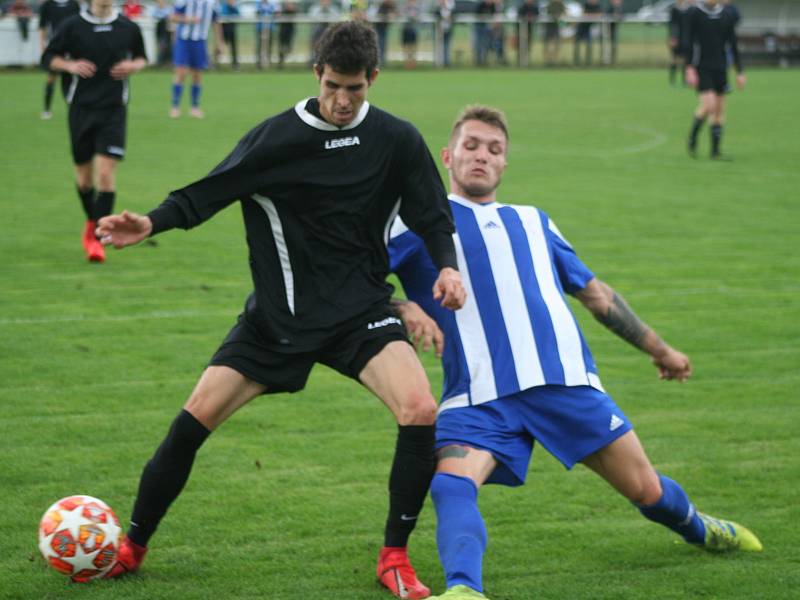 Radim Dvorný, FK Pšovka Mělník (vpravo, v souboji se svým současným spoluhráčem Jakubem Mihalíkem).