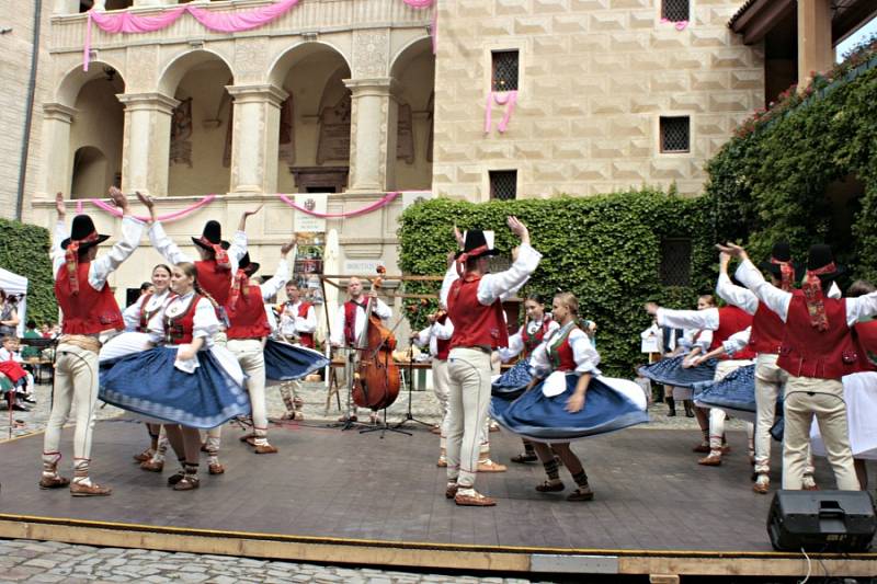 Mělník ožil letos již po jedenadvacáté folklórním festivalem Mělnický Vrkoč, který každý rok nabízí pestrou škálu lidových tradic z různých koutů republiky.