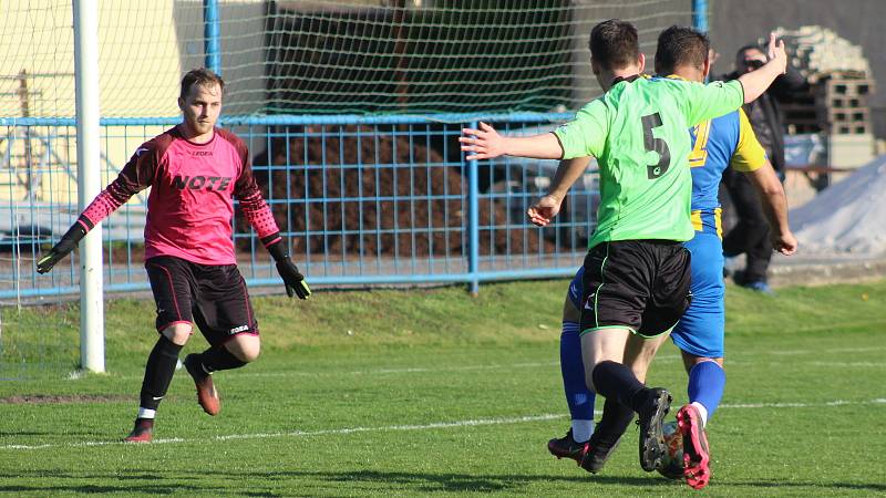 Fotbalisté Byšic otočili domácí utkání s Bakovem a na jaře poprvé oslavili tři body.