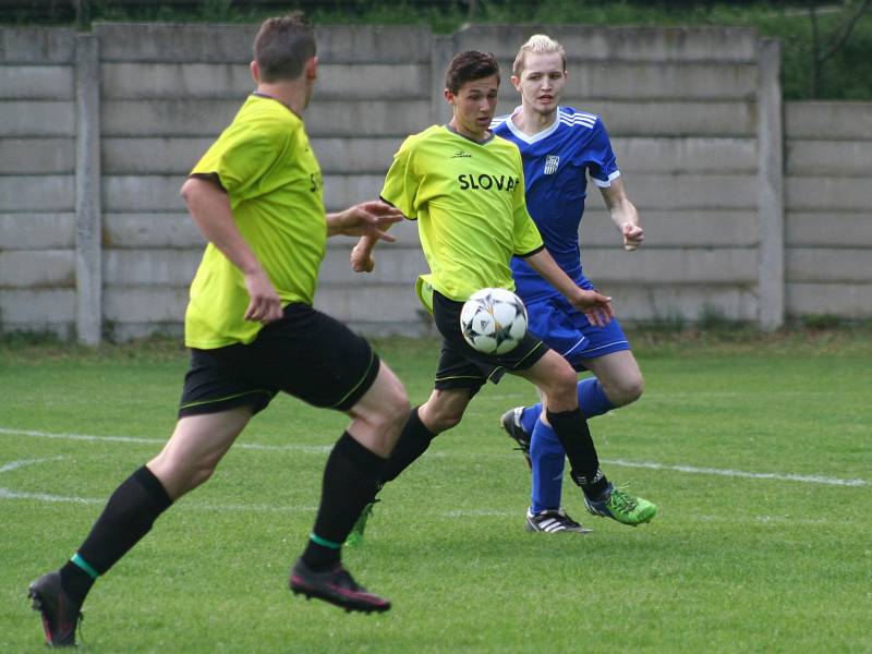 Fotbalisté SK Labský Kostelec (v modrém) porazili Horní Beřkovice jedinou brankou v závěru utkání.