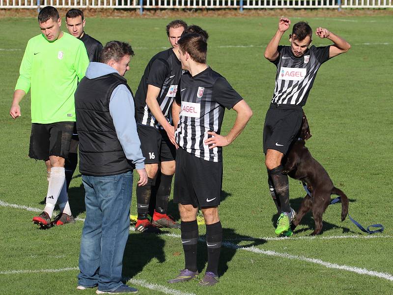 Divize B, 15. kolo: FK Brandýs - Sokol Libiš (v modrém) 1:2.