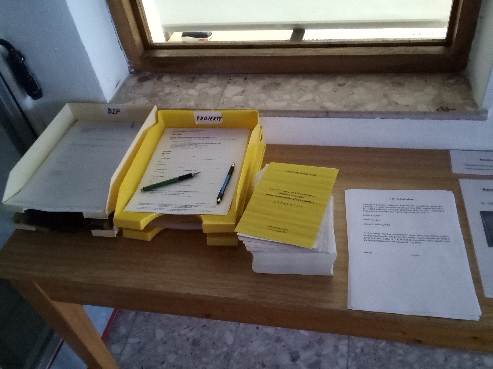 Podívejte se: Možnost volit z auta voliči v karanténě na Mělnicku nevyužili  - Mělnický deník