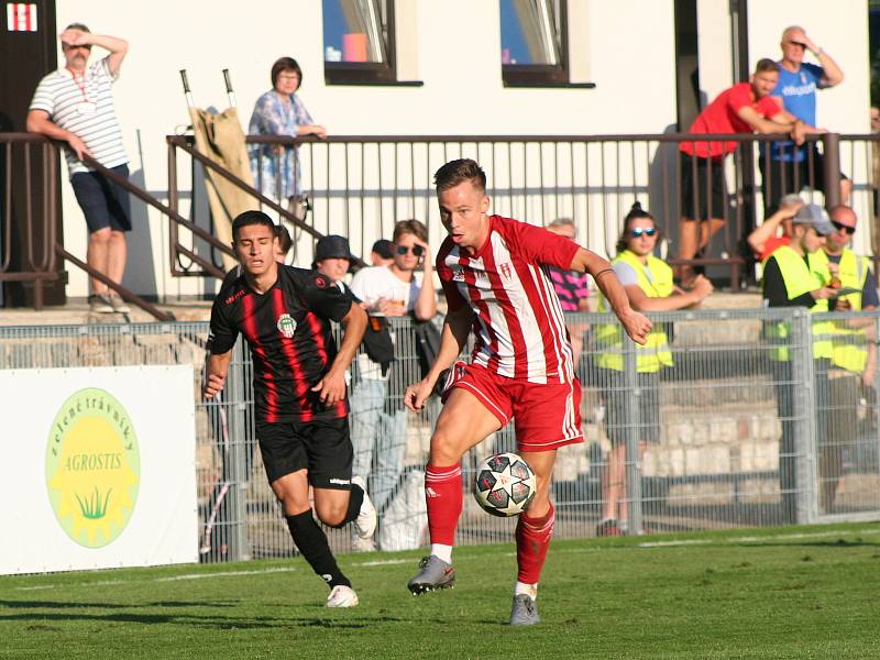 Fotbalisté třetiligových Záp (červenobílé dresy) vyřadili ve druhém kole Mol cupu Viktorii Žižkov, soupeře hrajícího o jednu soutěž výš porazili v penaltovém rozstřelu.