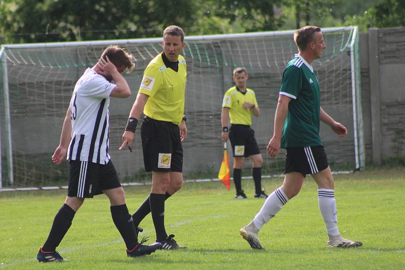 Fotbalisté Labského Kostelce prohráli v okresním přeboru s vedoucími Čečelicemi 1:2 po penaltách. Utkání odřídil ligový rozhodčí Vít Melichar.