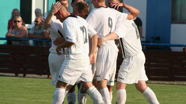 FK Pšovka Mělník (v bílém) - TJ Jedomělice 1:0; 1. kolo I. A třídy; 8. srpna 2015