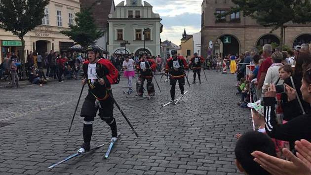 Šílení lyžaři prosvištěli náměstím po čtyřiadvacáté