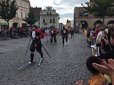 Šílení lyžaři prosvištěli náměstím po čtyřiadvacáté