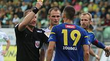TREST. Rozhodčí Milan Matějček ukazuje jihlavskému Zoubelemu žlutou kartu v utkání, které pro něj bylo zřejmě na delší dobu poslední na nejvyšší úrovni.