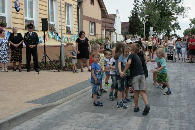 Před místní základní školou se v pátek odpoledne 8. června sešly desítky dětí a dospělých z celého Cítova.