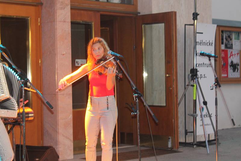 Koncert sesterského tria The Priester Sisters nabídl posluchačům kromě swingu také balkánské či slovenské lidové písně.