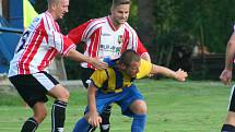 Fotbalisté Byšic (modrožluté dresy) ve své podzimní domácí premiéře porazili Holubice 3:1.