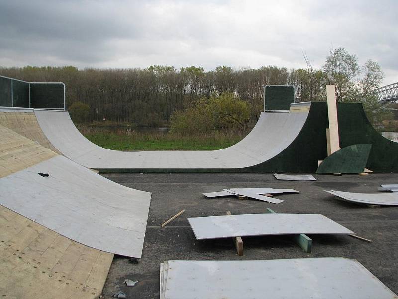 Závěrečné práce na skateparku v Dolních Beřkovicích.