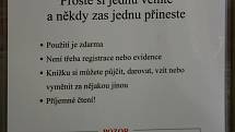 Veřejné miniknihovničky zůstávají volně přístupné i v době, kdy veřejné knihovny mají zavřeno v rámci opatření proti šíření kororonaviru. Na snímcích knihovnička na nádraží v Libčicích nad Vltavou a knihobudka na krčském sídlišti v Praze.