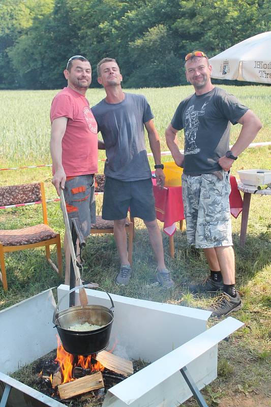 Prosluněný den ve městě Veltrusy začal vůní smažené cibulky a masa.