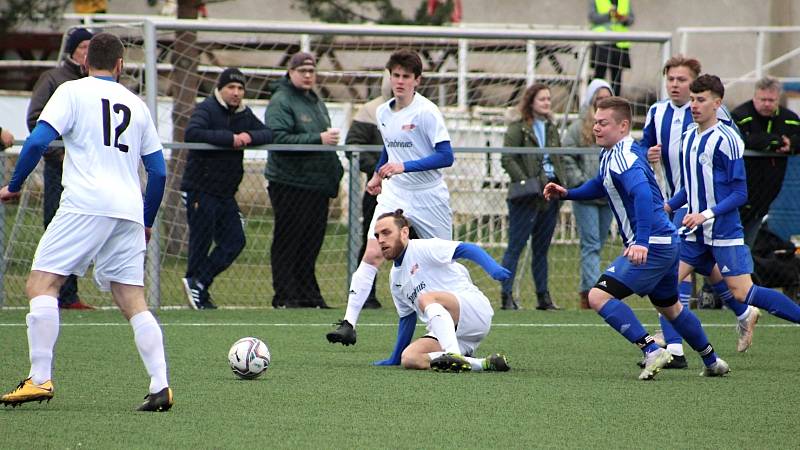 Béčko Slovanu Velvary (v modrém) s pěti posila z A týmu přemohlo Byšice až po velkém boji 2:1.