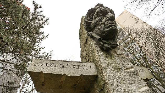 Pomník nositele Nobelovy ceny za literaturu Jaroslava Seiferta v Kralupech nad Vltavou.